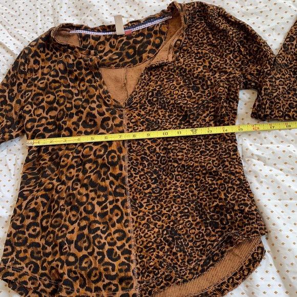 A n t h r o p o l o g i e • Pilcro split neck leopard print thermal top - Picture 3 of 6